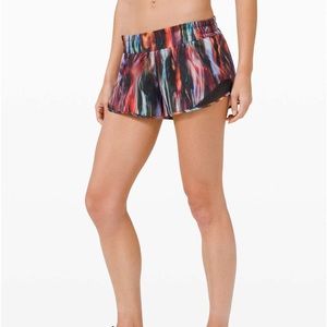 LULULEMON HOTTY HOT SHORT SIZE 8 2.5 INCH